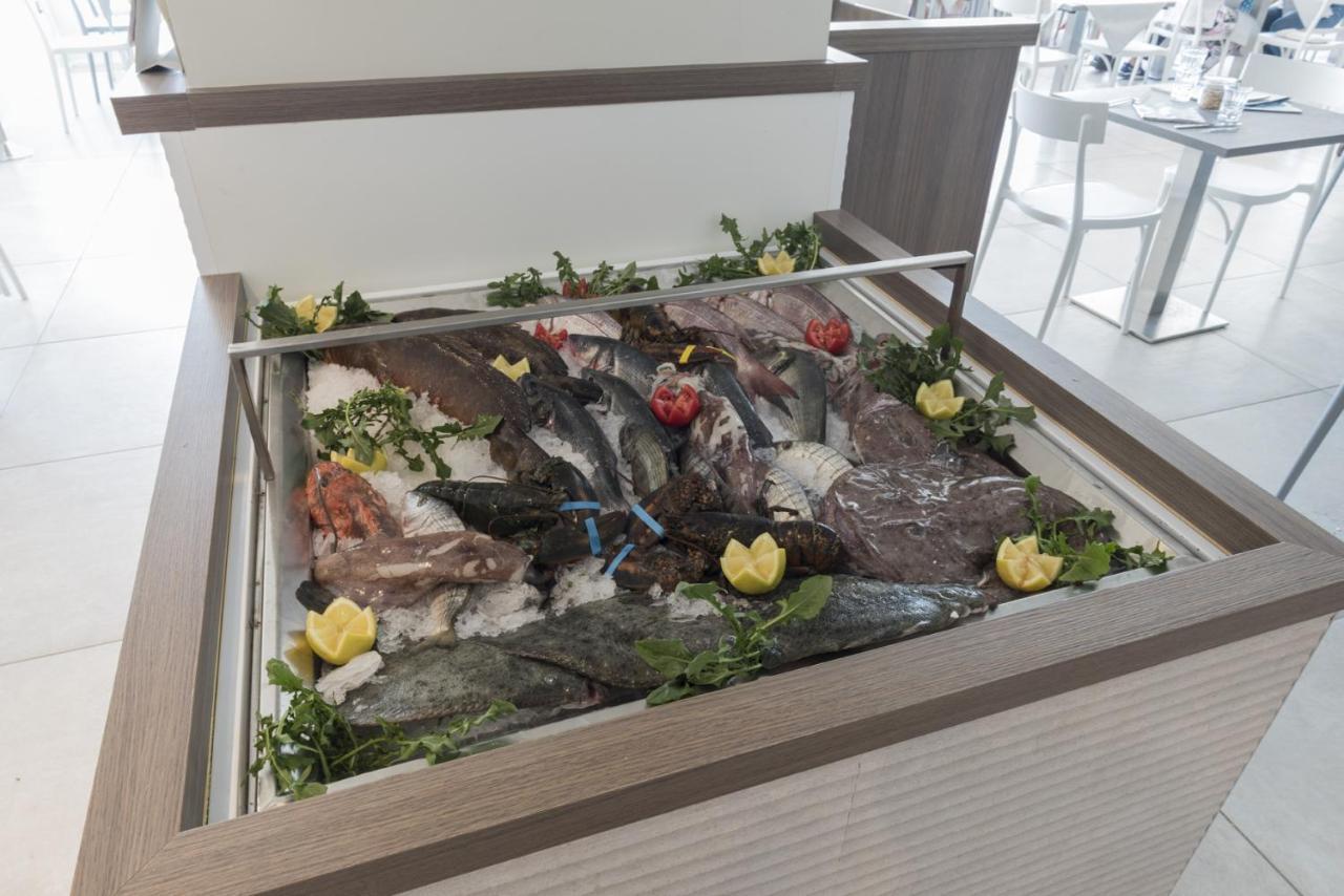 Hotel Ristorante Centosedici 泰拉奇纳 外观 照片