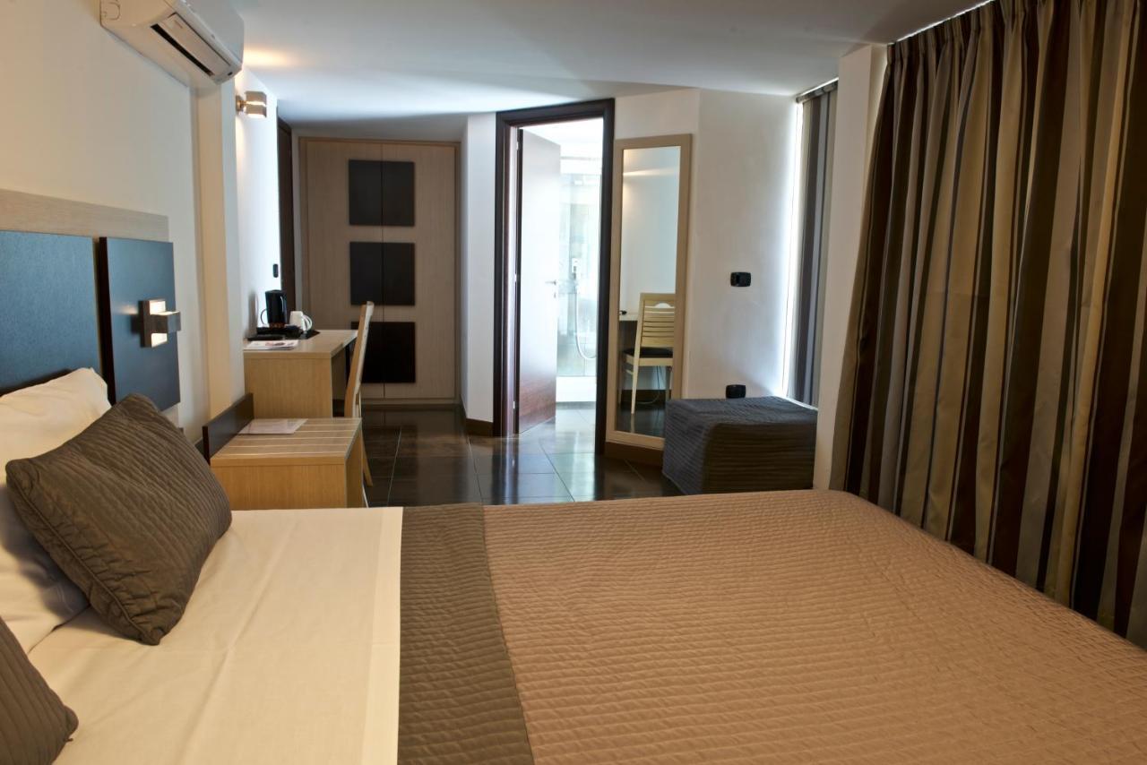 Hotel Ristorante Centosedici 泰拉奇纳 外观 照片