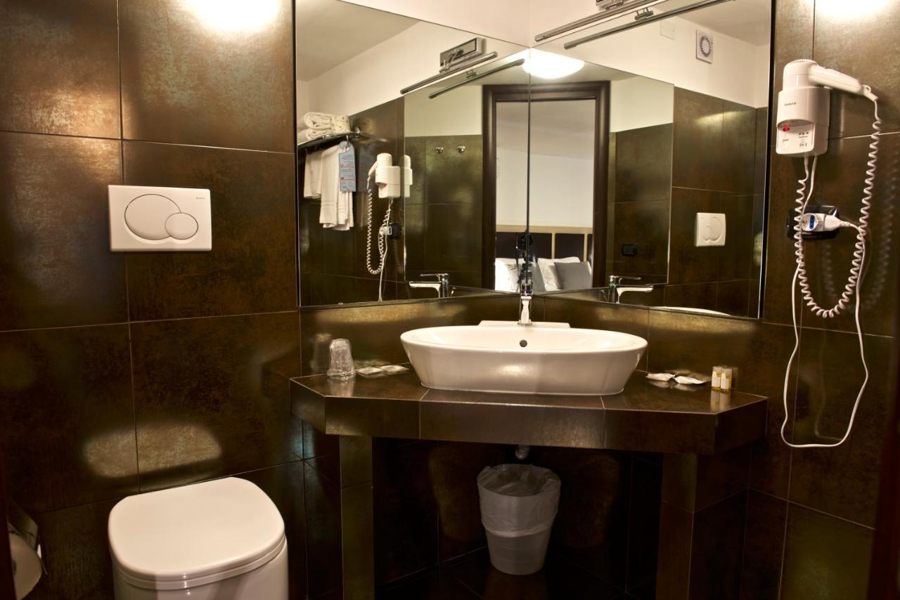 Hotel Ristorante Centosedici 泰拉奇纳 外观 照片